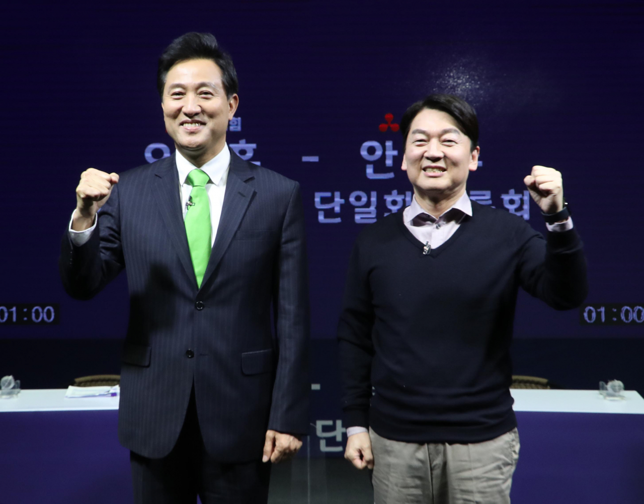 국민의힘 오세훈 서울시장 후보와 국민의당 안철수 서울시장 후보가 15일 오후 서울 영등포구 더플러스 스튜디오에서 채널A 주관으로 열린 후보 단일화 TV토론회에 앞서 기념촬영을 하고 있다. [연합]