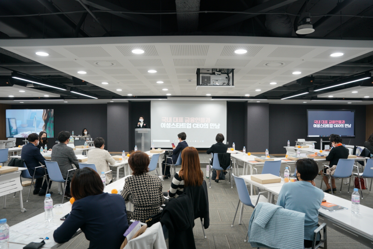 지난 15일 서울 마포 프론트원에서 여성 스타트업 대표들과 금융인들의 만남으로 진행된 여성금융인네트워크 정기모임. [프론트원 제공]