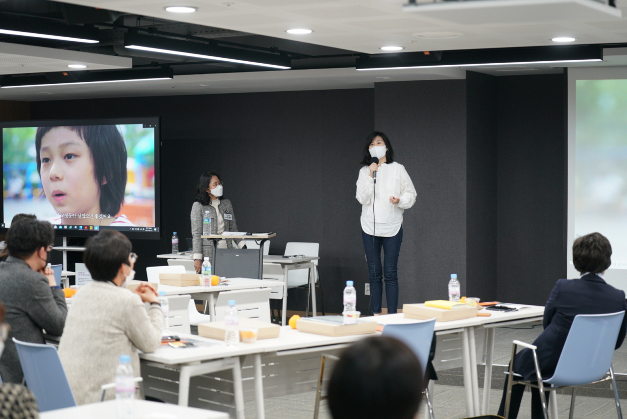 장서정 자란다 대표가 지난 15일 프론트원에서 열린 여성금융인네트워크 정기모임에서 시터 매칭 플랫폼을 소개하고 있다.[프론트원 제공]