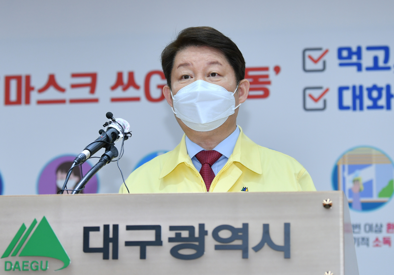 권영진 대구시장이 16일 시청 브리핑룸에서 낙동강 페놀 유출사고 30년을 맞아 호소문을 발표하고 있다.[대구시 제공]