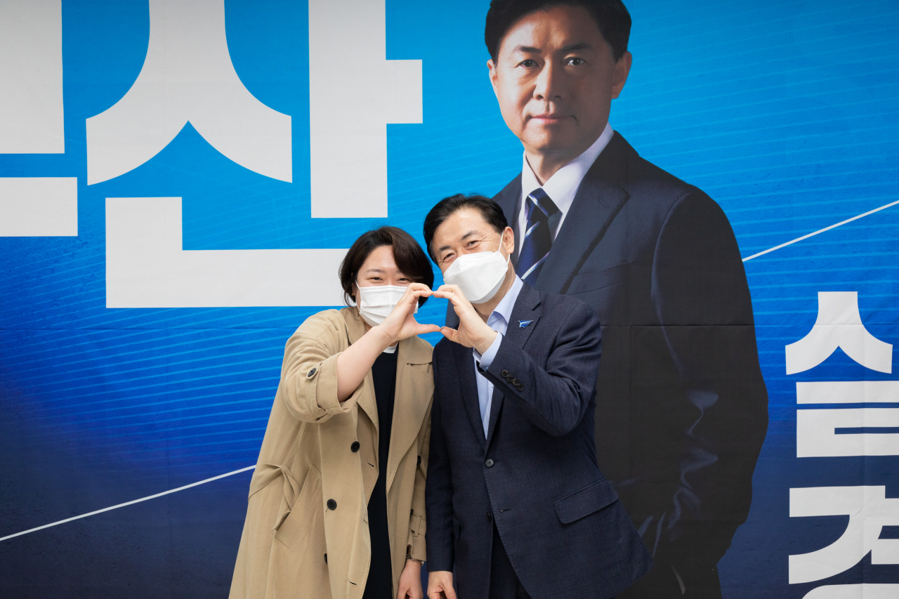 김영춘 더불어민주당 부산시장 후보(오른쪽)는 지난 16일 더불어민주당 부산시당 청년위원회와 간담회를 갖고 가덕도 신공항이 부산 청년들의 양질의 일자리를 창출할 것이라고 강조했다.