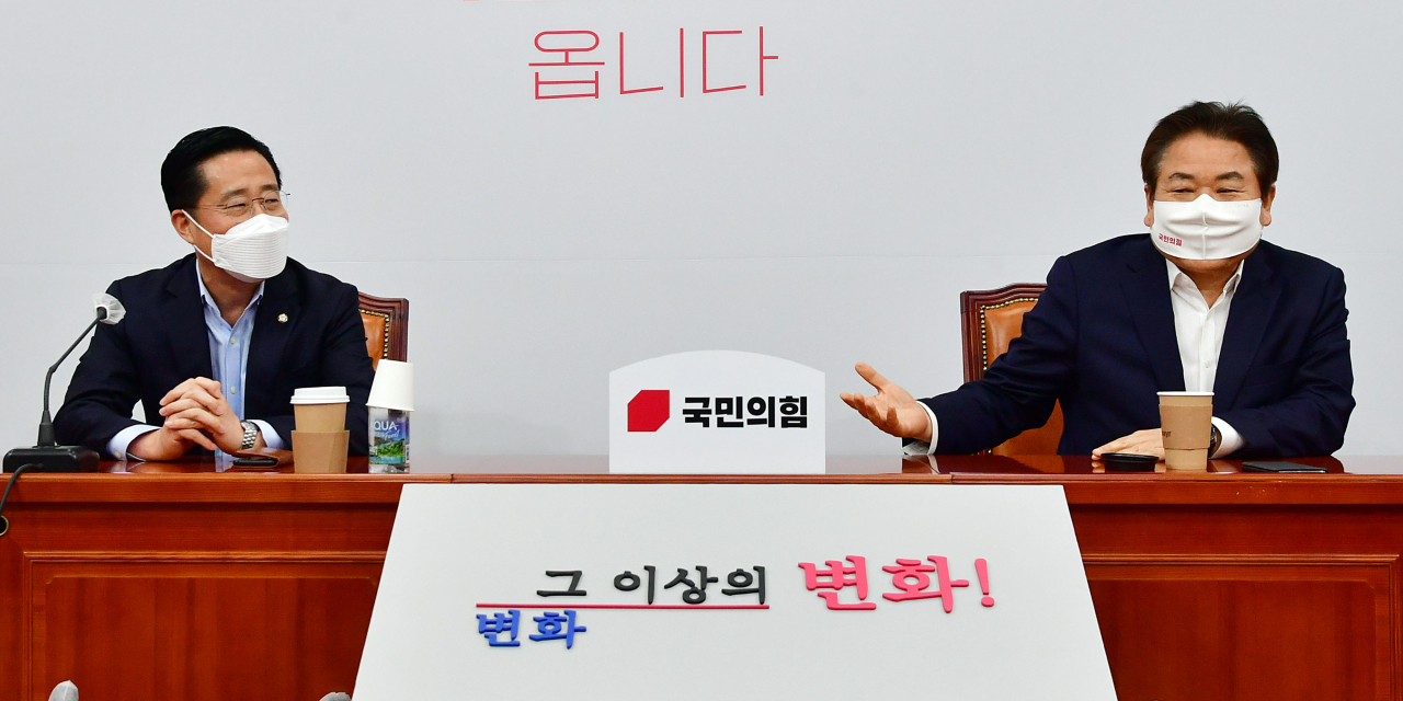 정양석 국민의힘 사무총장(오른쪽)과 이태규 국민의당 사무총장이 16일 국회에서 오세훈·안철수 서울시장 후보 단일화 실무협상 회의를 하고 있다. [연합]