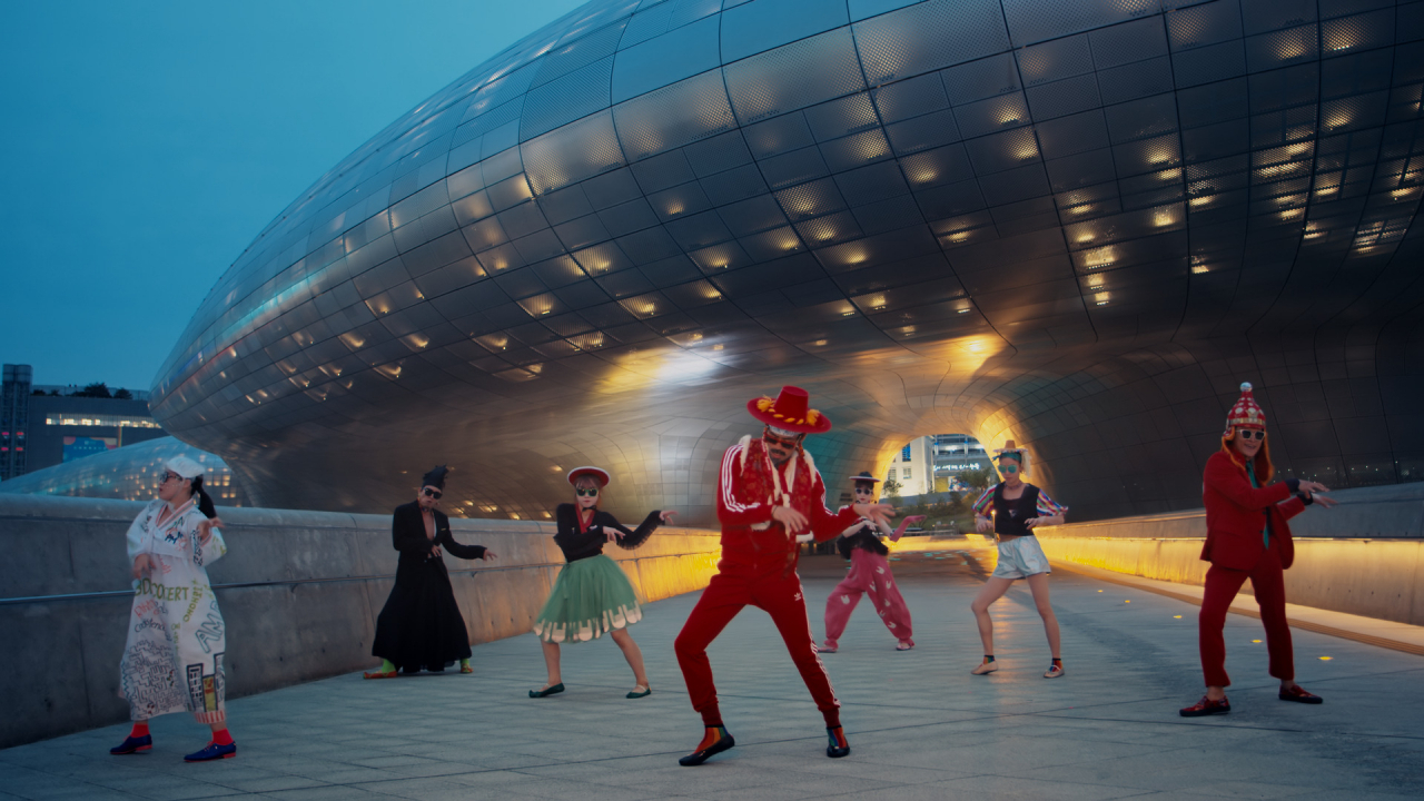 한국관광 해외홍보영상 ‘Feel the Rhythm of Korea’ 중 앰비규어스 댄스컴퍼니 멤버들이 DDP 앞에서 춤추는 장면