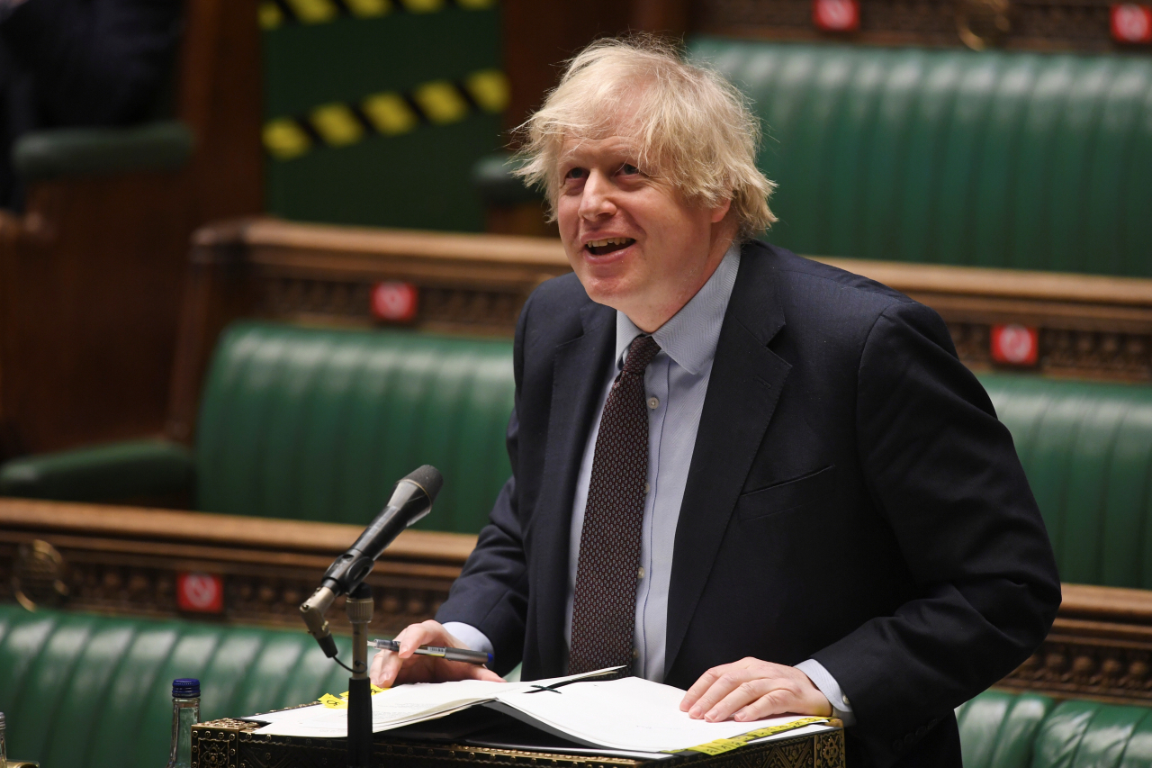 보리스 존슨 영국 총리가 16일(현지시간) 영국 의회에 출석해 ‘경쟁 시대의 글로벌 영국’이라는 제목으로 발간한 114쪽 분량의 보고서에 대해 설명하고 있다. [로이터]