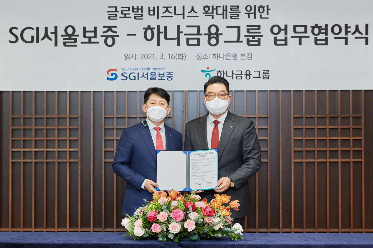 유광열(왼쪽) 서울보증보험 대표와 이은형 하나금융그룹 부회장이 16일 서울시 중구 하나은행 본점에서 ‘글로벌 비즈니스 확대를 위한 업무협약’을 체결하고 있다. [SGI서울보증 제공]