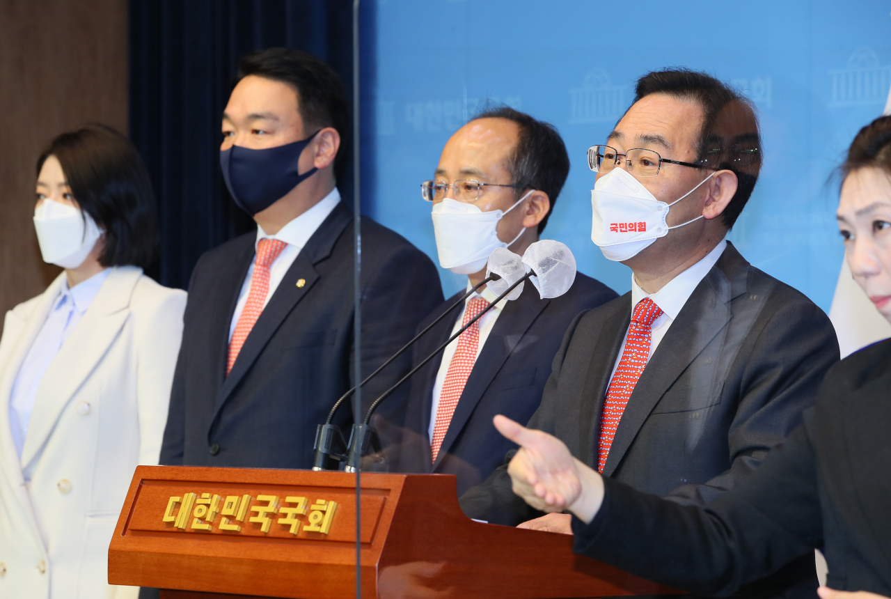 국민의힘 주호영 원내대표와 원내대표단이 16일 국회 소통관에서 LH 부동산 투기 사태와 관련해 특검 및 국정조사, 국회의원과 청와대 등의 전수조사를 요구하고 있다. [연합]