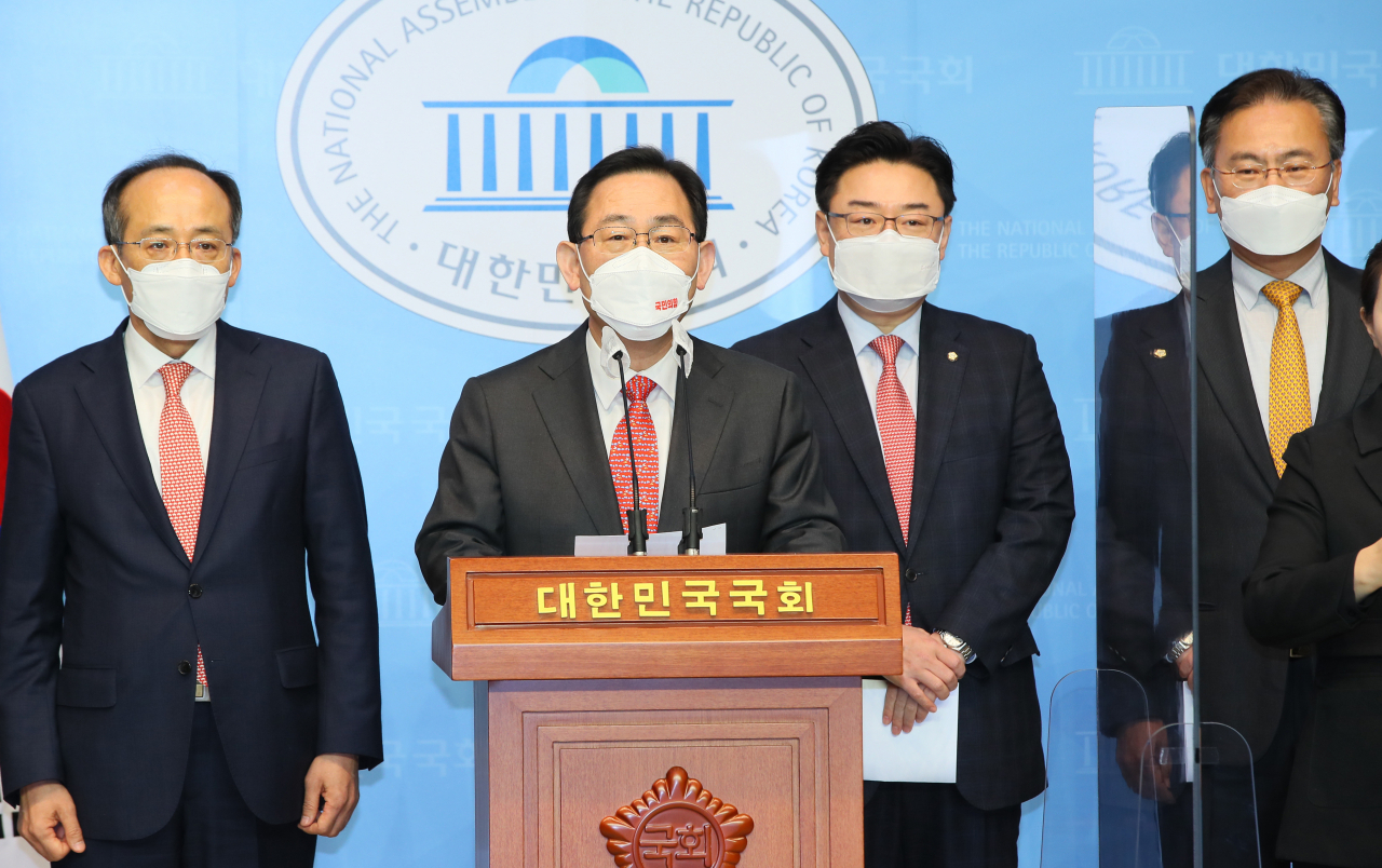 주호영 국민의힘 원내대표와 원내대표단이 16일 국회 소통관에서 LH 부동산 투기 사태와 관련해 특검 및 국정조사, 국회의원과 청와대 등의 전수조사를 요구하고 있다. [헤럴드경제=이상섭 기자]