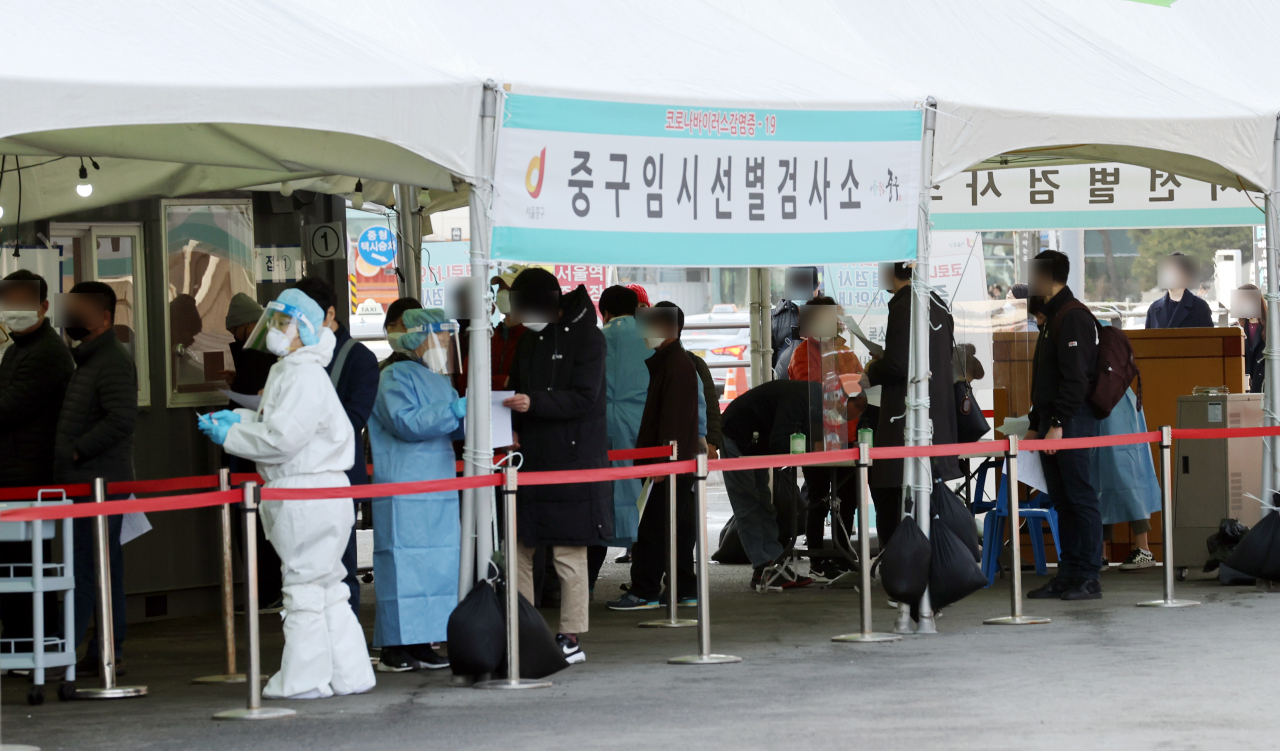 지난 17일 서울역 광장에 마련된 중구 임시선별검사소에서 시민들이 신종 코로나바이러스 감염증(코로나19) 검사를 받기 위해 차례를 기다리고 있다.[연합]