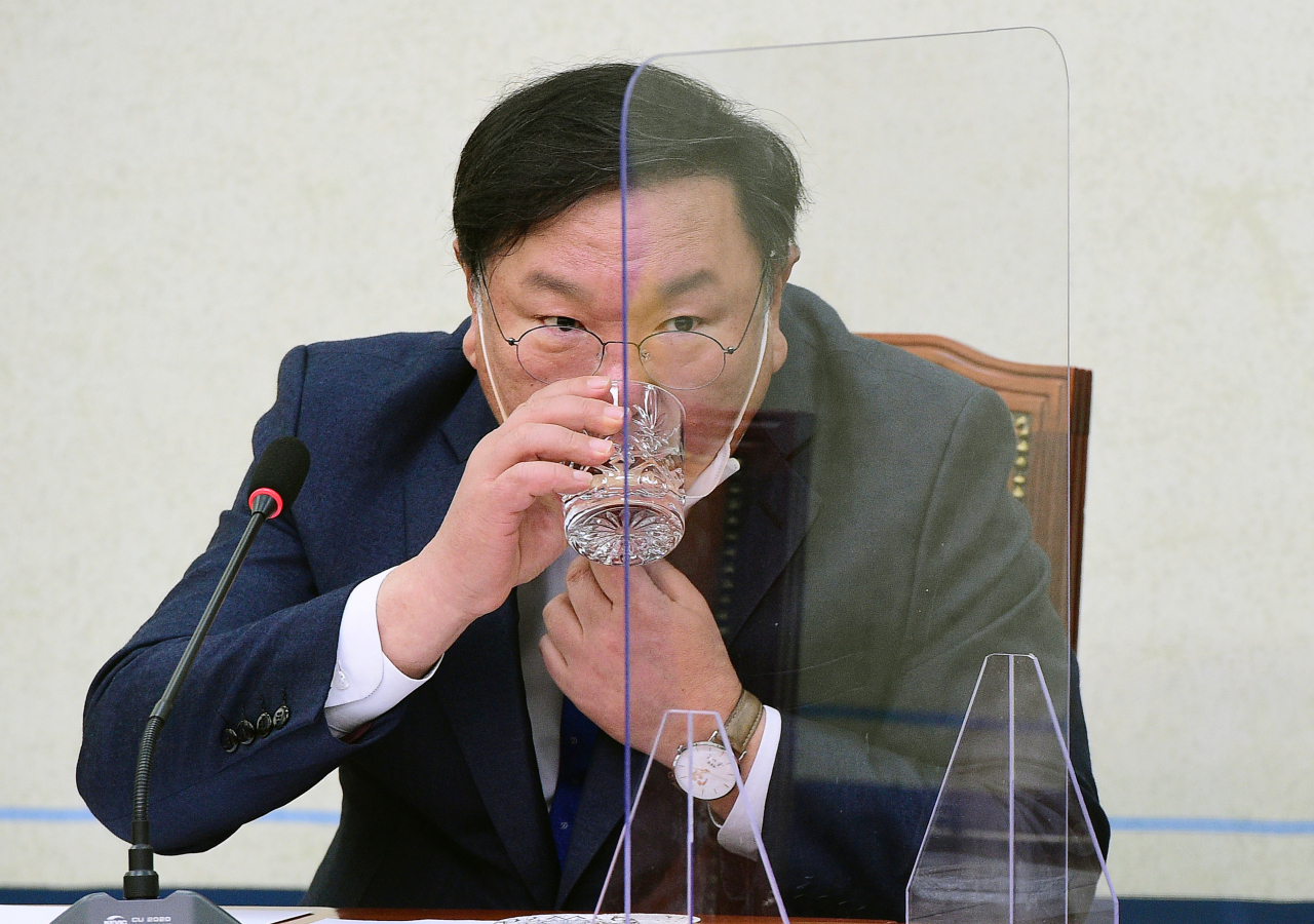 더불어민주당 김태년 당대표 직무대행이 지난 16일 서울 여의도 국회에서 기자간담회를 하던 중 물을 마시고 있다. [연합]