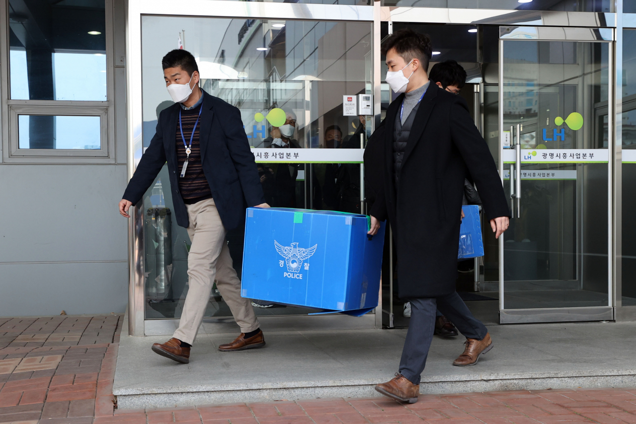 9일 오후 경기 광명 한국토지주택공사(LH) 광명시흥사업본부에서 경기남부경찰청 반부패경제범죄수사대가 ‘LH임직원 신도시 투기 의혹' 관련 압수수색을 마치고 압수품을 옮기고 있다. [연합]