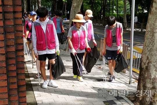 강남구민들이 거리의 쓰레기를 줍는 환경보호 활동을 하고 있다. [강남구 제공]