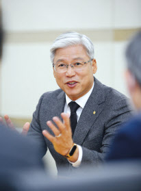 이민우 경기신보 이사장