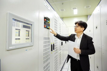 효성중공업 직원이 에너지저장장치(ESS)의 전력변환장치(PCS)를 조작하고 있다. [효성중공업 제공]