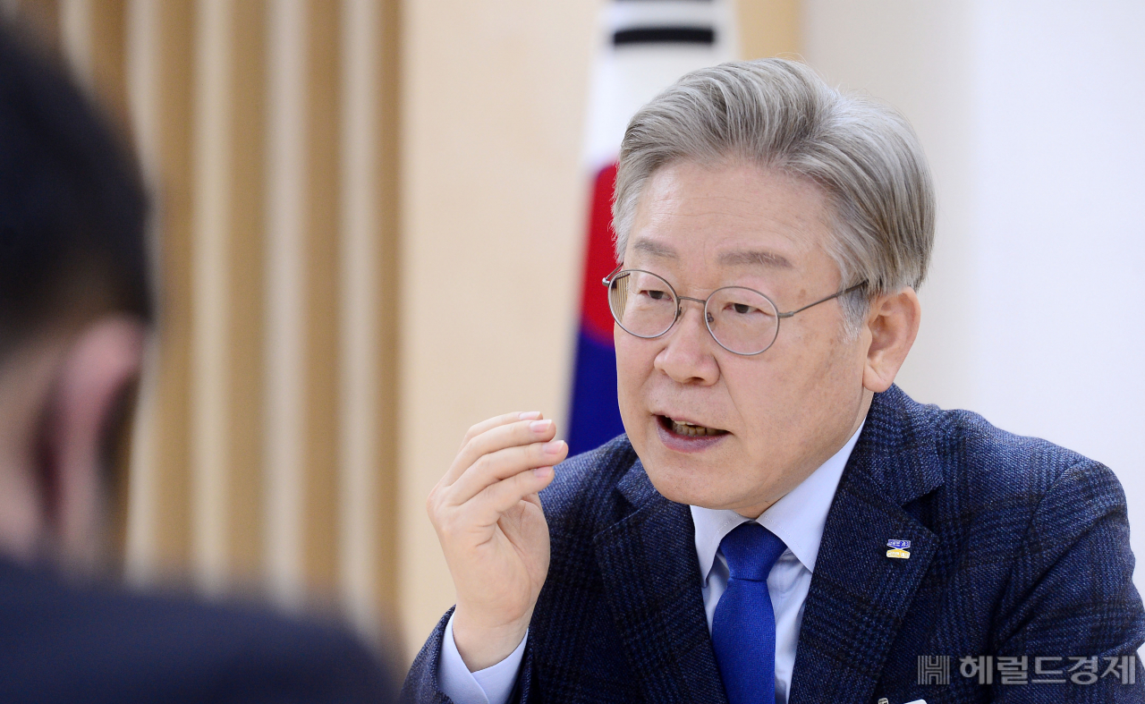 이재명 경기도지사는 정부의 부동산 정책 실패 원인을 ‘관료들의 저항’이라고 진단했다. 한국토지주택공사(LH) 사태에 대해선 “대한민국이 투기 공화국을 벗어나는 결정적인 기회”라고 했다. 사진은 이 지사가 지난 15일 경기도청 신관에서 인터뷰를 하고 있는 모습. 이상섭 기자 babtong@heraldcorp.com