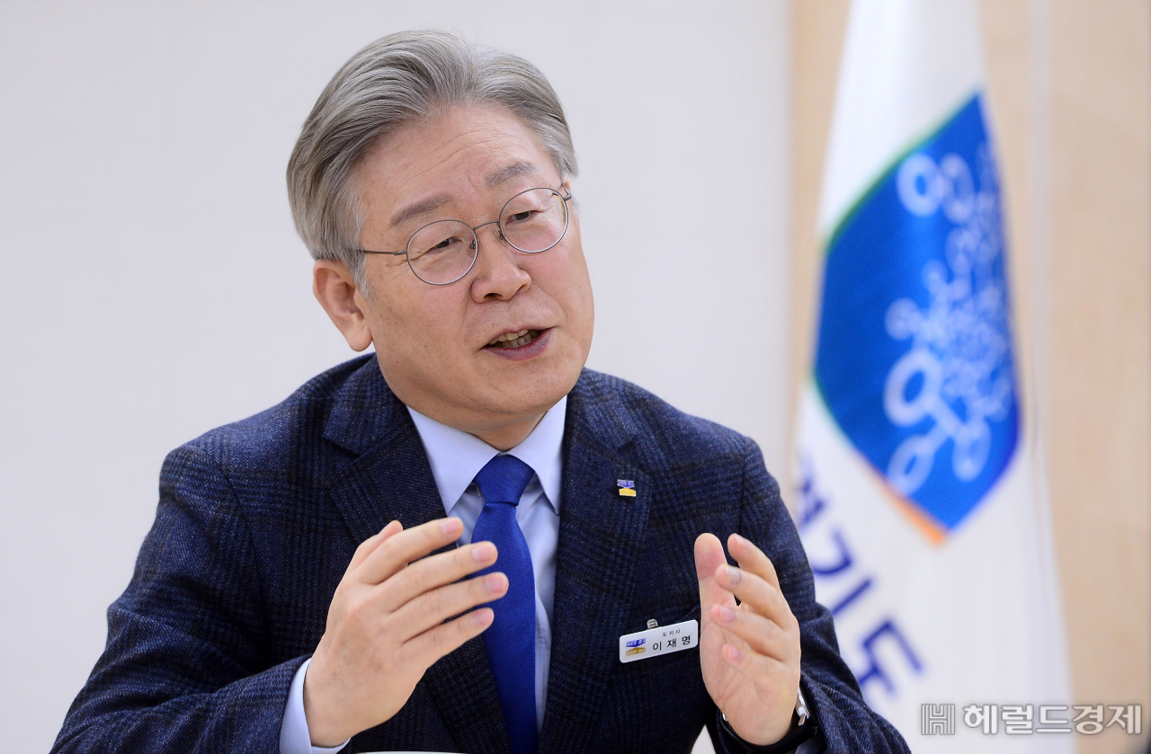 이재명 경기도지사가 지난 15일 경기도청에서 헤럴드경제와 인터뷰를 진행하고 있다. 이상섭 기자 babtong@heraldcorp.com