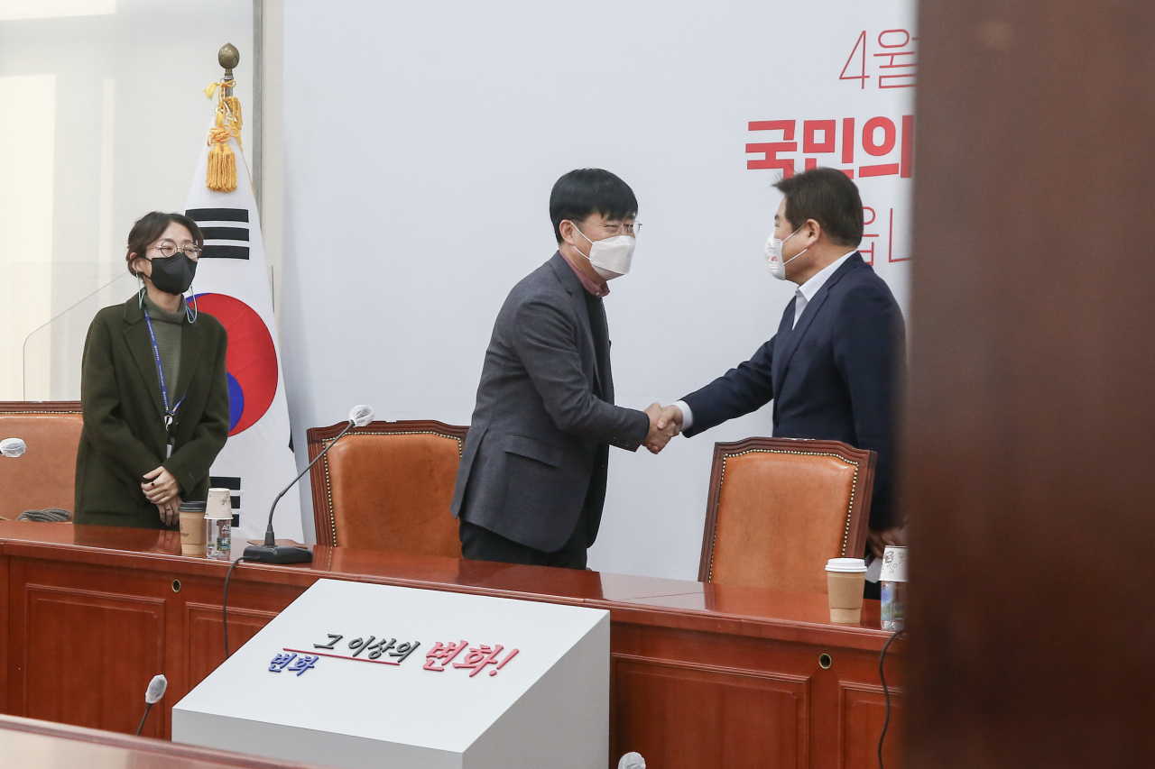 국민의힘 정양석 사무총장(오른쪽)과 국민의당 이태규 사무총장이 17일 국회에서 비공개로 열린 오세훈-안철수 서울시장 후보 단일화 실무협상에서 악수하고 있다. [연합]