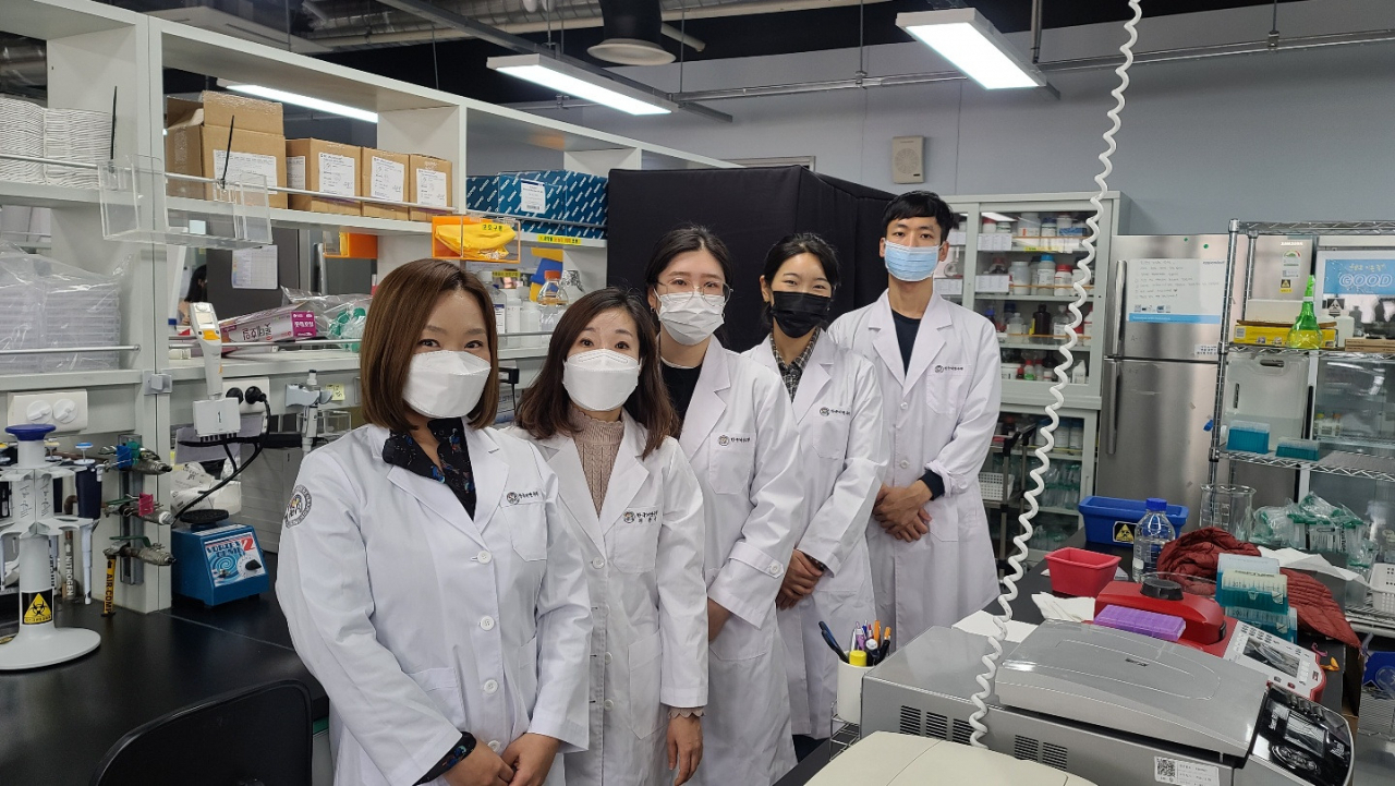 왼쪽부터 이현주 연구원, 허향숙 책임연구원, 강리진, 김지은, 전성각 연구원이 실험실에서 기념촬영을 하고 있다.[한국뇌연구원 제공]