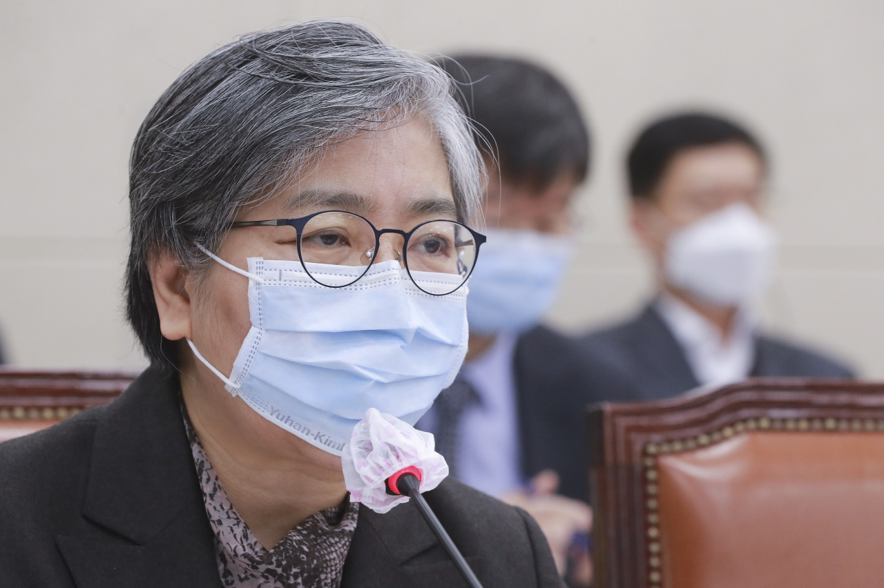 정은경 질병관리청장이 17일 국회에서 열린 보건복지위원회 전체회의에서 답변하고 있다. [연합]