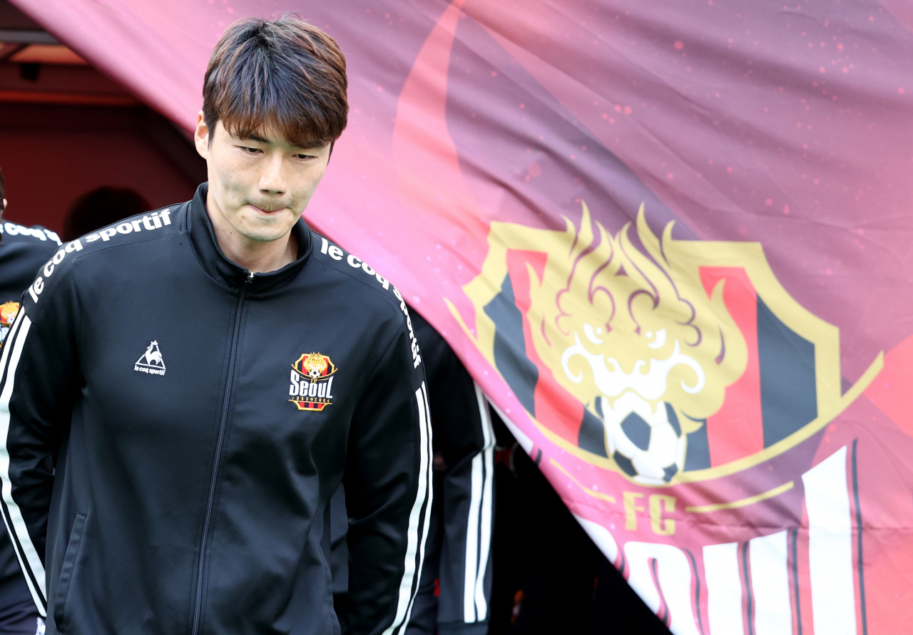 기성용 선수(FC서울)가 지난 7일 서울월드컵경기장에서 열린 2021 K리그1 FC서울과 수원FC의 경기 전 훈련을 위해 입장하고 있다. [연합]