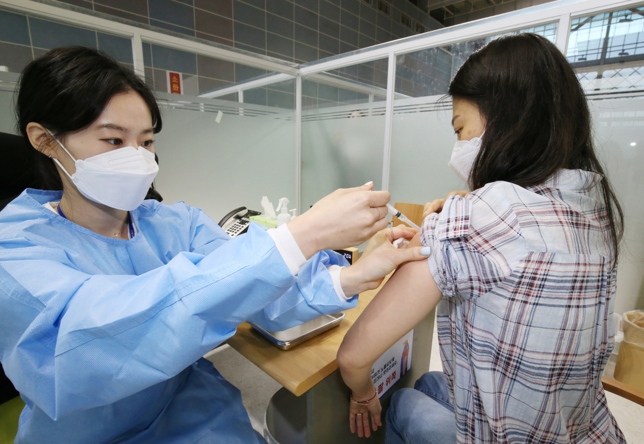 17일 오전 충남 천안시 서북구 실내테니스장에 마련된 예방접종센터에서 실시된 지역 예방접종센터 모의훈련에서 접종대상자가 백신을 접종받고 있다. [연합]