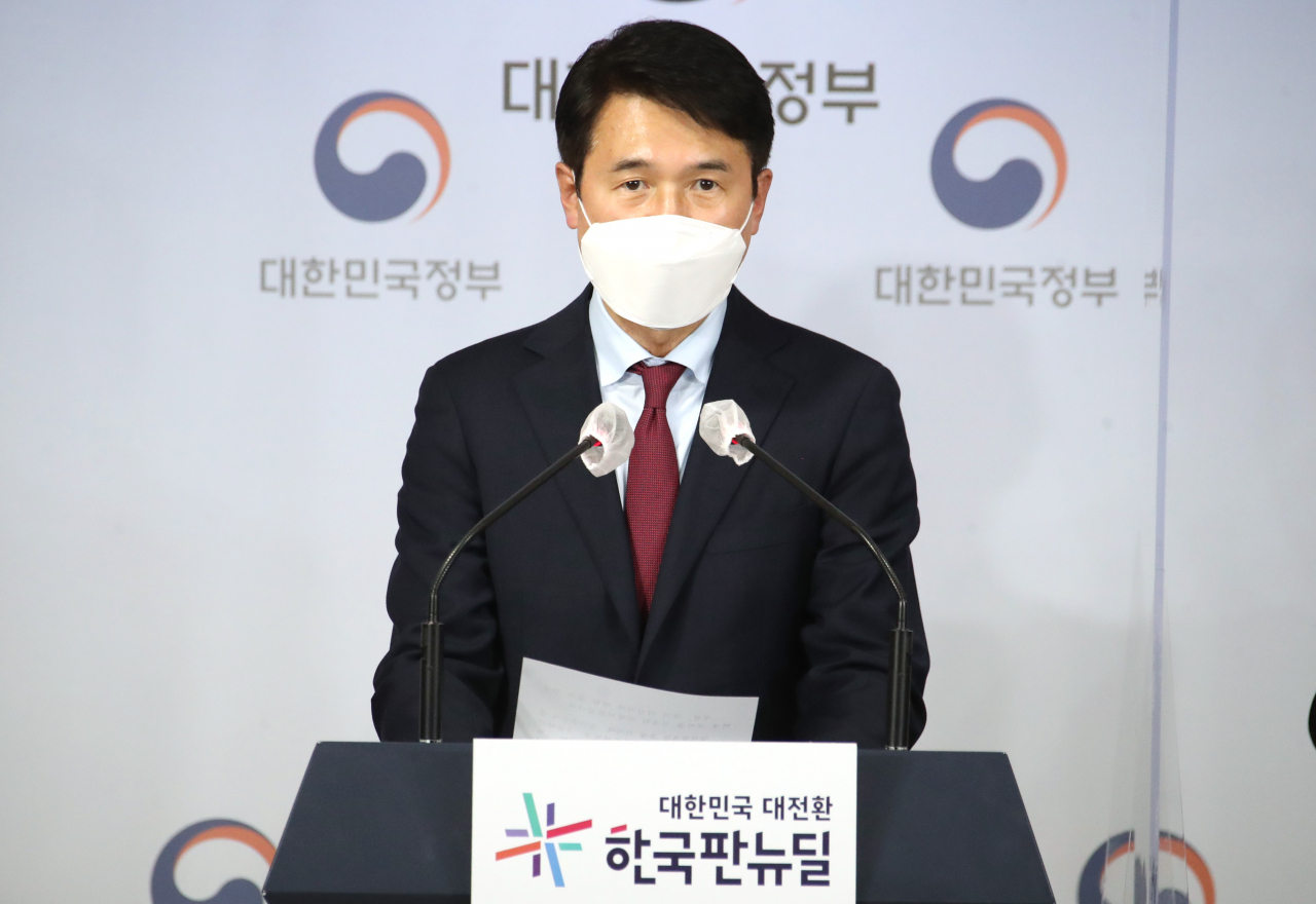 최창원 국무조정실 국무1차장이 17일 정부서울청사에서 한국토지주택공사(LH) 투기 의심자에 대한 구체적 후속조치를 발표하고 있다. ［연합］