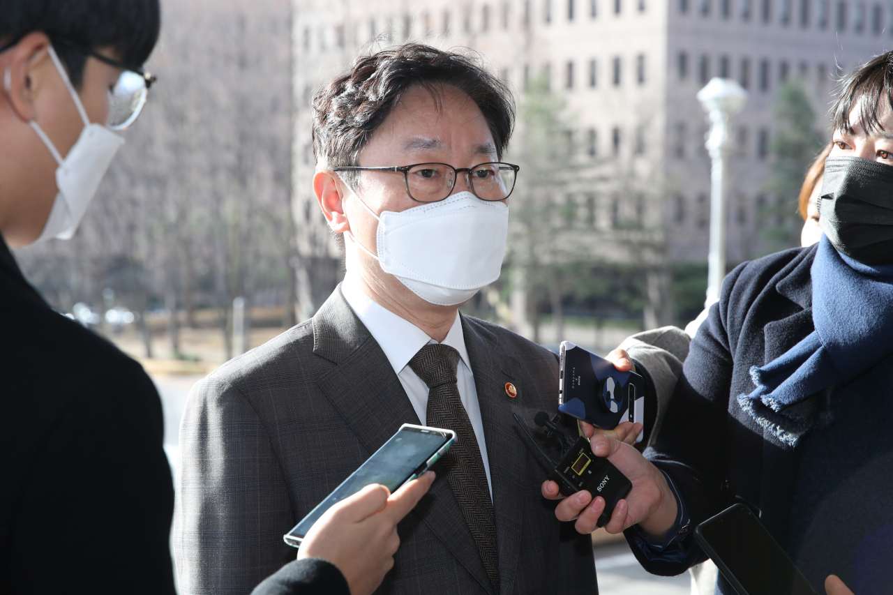 박범계 법무부 장관이 17일 오전 정부과천청사 법무부로 출근하며 취재진 질문에 답하고 있다. [연합]
