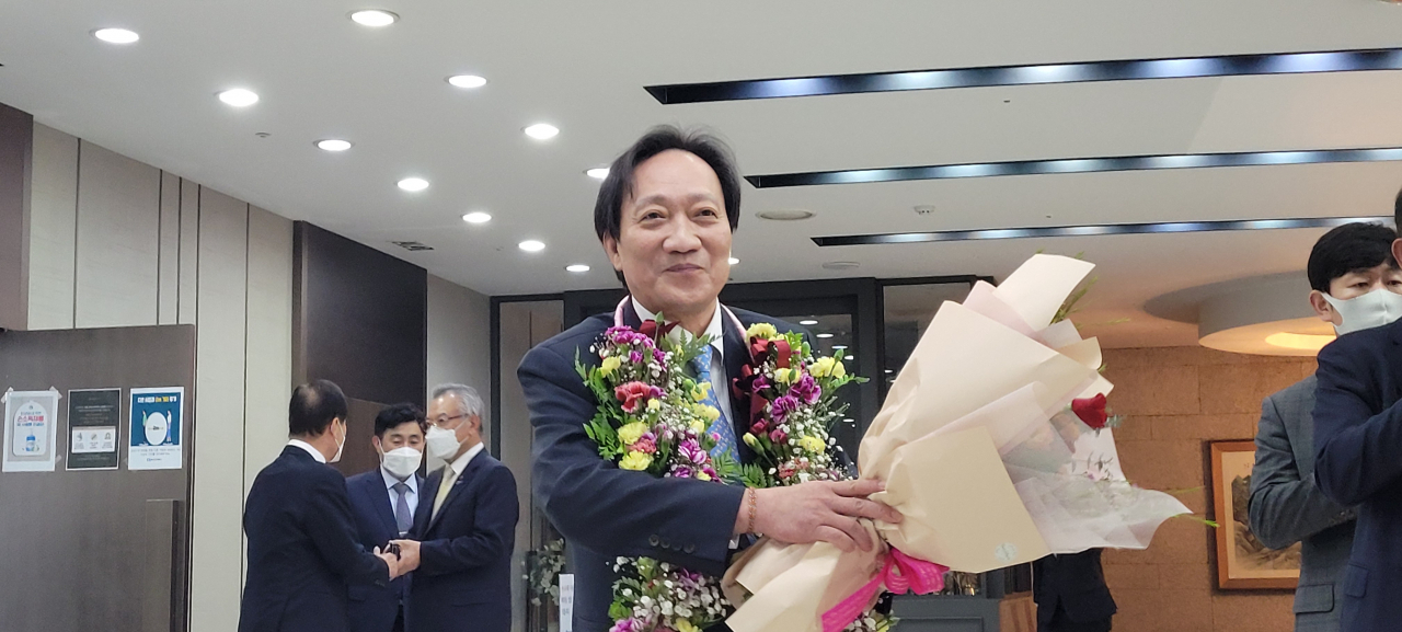 장인화 동일철강 회장이 17일 부산상공회의소 제24대 신임회장으로 선출된 직후 환하게 웃고 있다. [부산상의 제공]