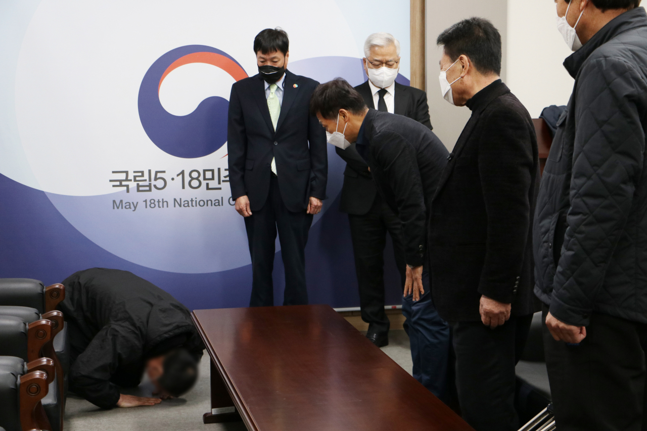 광주 북구 국립 5·18 민주묘지에서 5·18민주화운동 당시 계엄군에 참여했던 공수부대원(왼쪽)이 자신의 총격으로 사망한 고(故) 박병현 씨 유가족에게 사죄하고 있다. [연합]