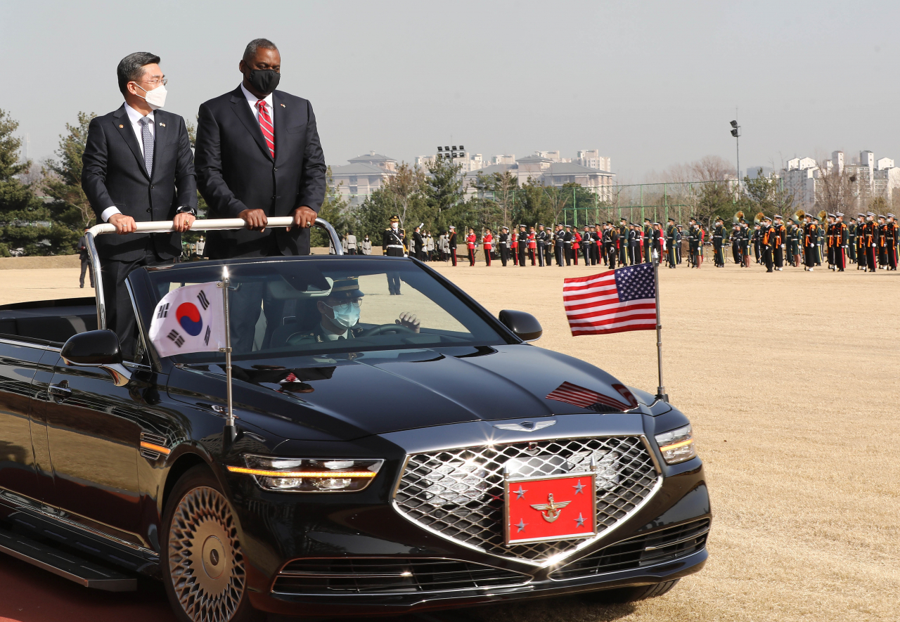 한국을 방문한 로이드 오스틴(오른쪽) 미국 국방장관은 17일 서욱 국방부 장관과 한미 국방장관회담에서 중국과 북한의 위협을 언급하며 한미동맹이 그 어느 때보다 더 중요하다고 강조했다. 서 장관과 오스틴 장관이 서울 용산 국방부청사에서 의장대를 사열하고 있다. [헤럴드경제=이상섭 기자]