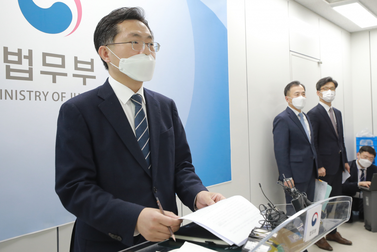 17일 오후 서울 서초구 서울고등검찰청에서 이정수 법무부 검찰국장이 한명숙 전 국무총리 사건 수사팀의 모해위증교사 의혹 관련 수사지휘권에 대한 브리핑을 하고 있다.[연합]