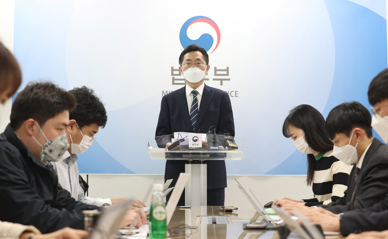 17일 오후 서울 서초구 서울고등검찰청에서 이정수 법무부 검찰국장이 한명숙 전 국무총리 정치자금법 위반 사건 관련 브리핑을 하고 있다. [연합]
