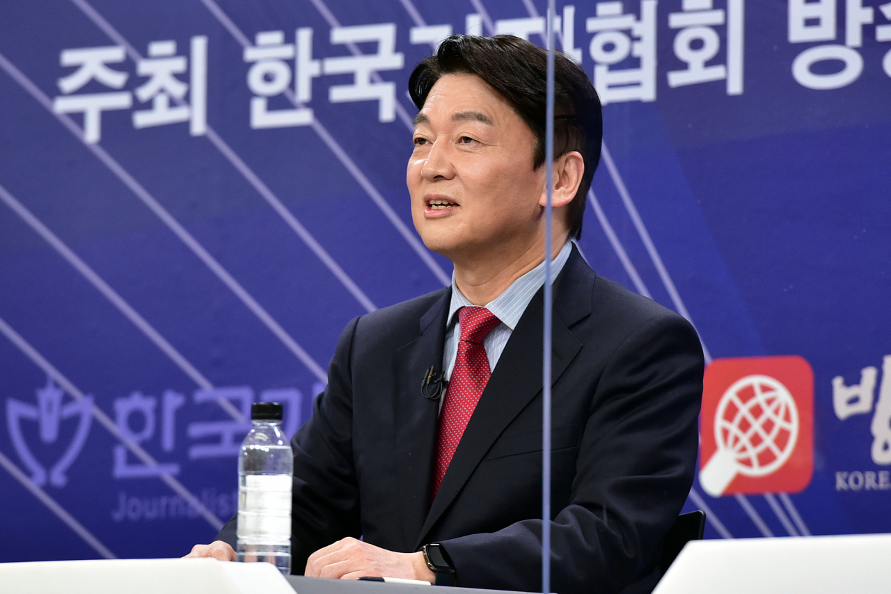 안철수 국민의당 서울시장 후보가 17일 서울 목동 한국방송회관에서 한국기자협회, 방송기자연합회, 한국PD연합회 주최로 열린 후보자 초청토론회에서 발언하고 있다. [연합]