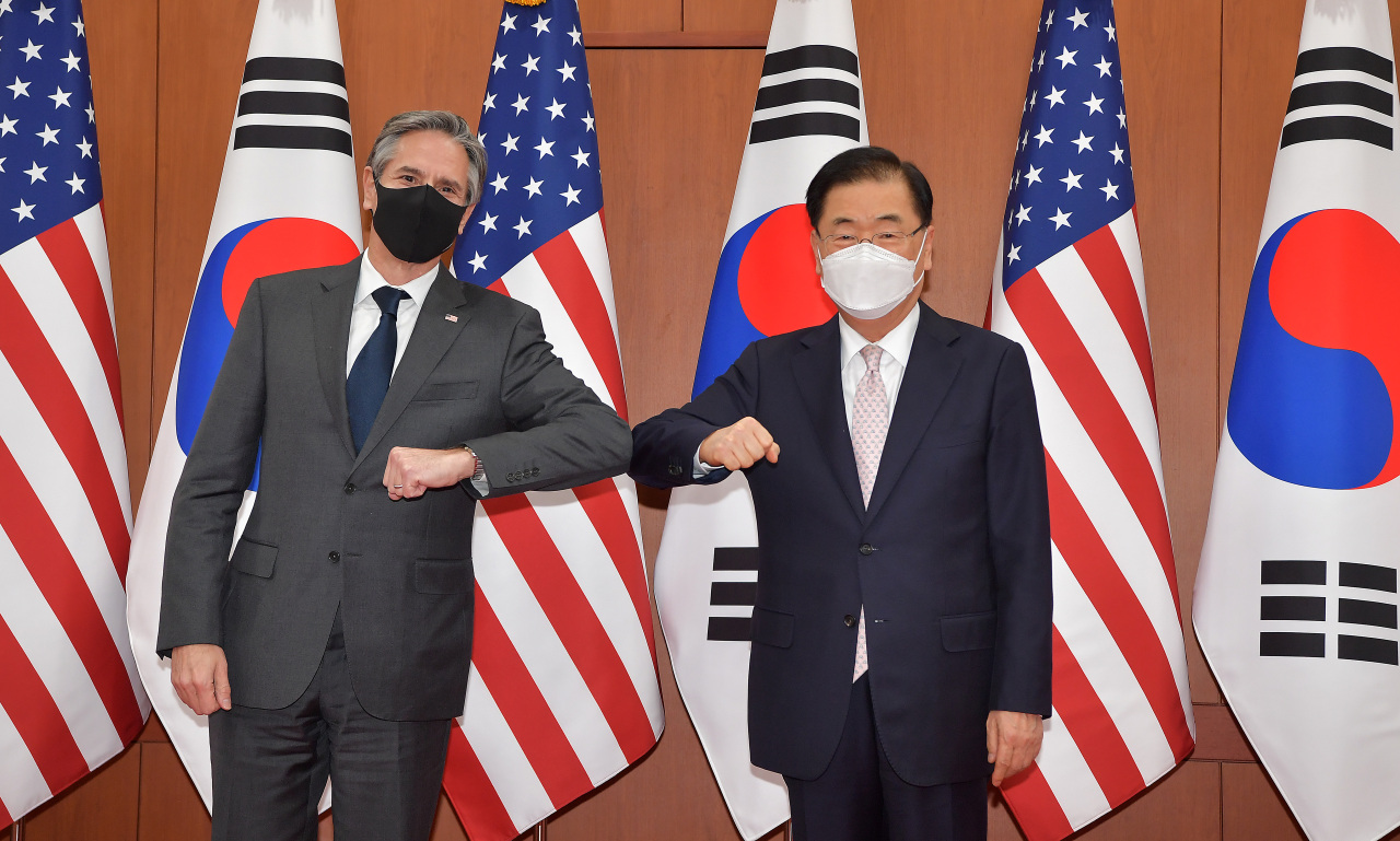 Foreign Minister Chung Eui-yong (right) and US Secretary of State Antony Blinken pose for the media before their meeting at the Foreign Ministry in Seoul on Wednesday. (Yonhap)