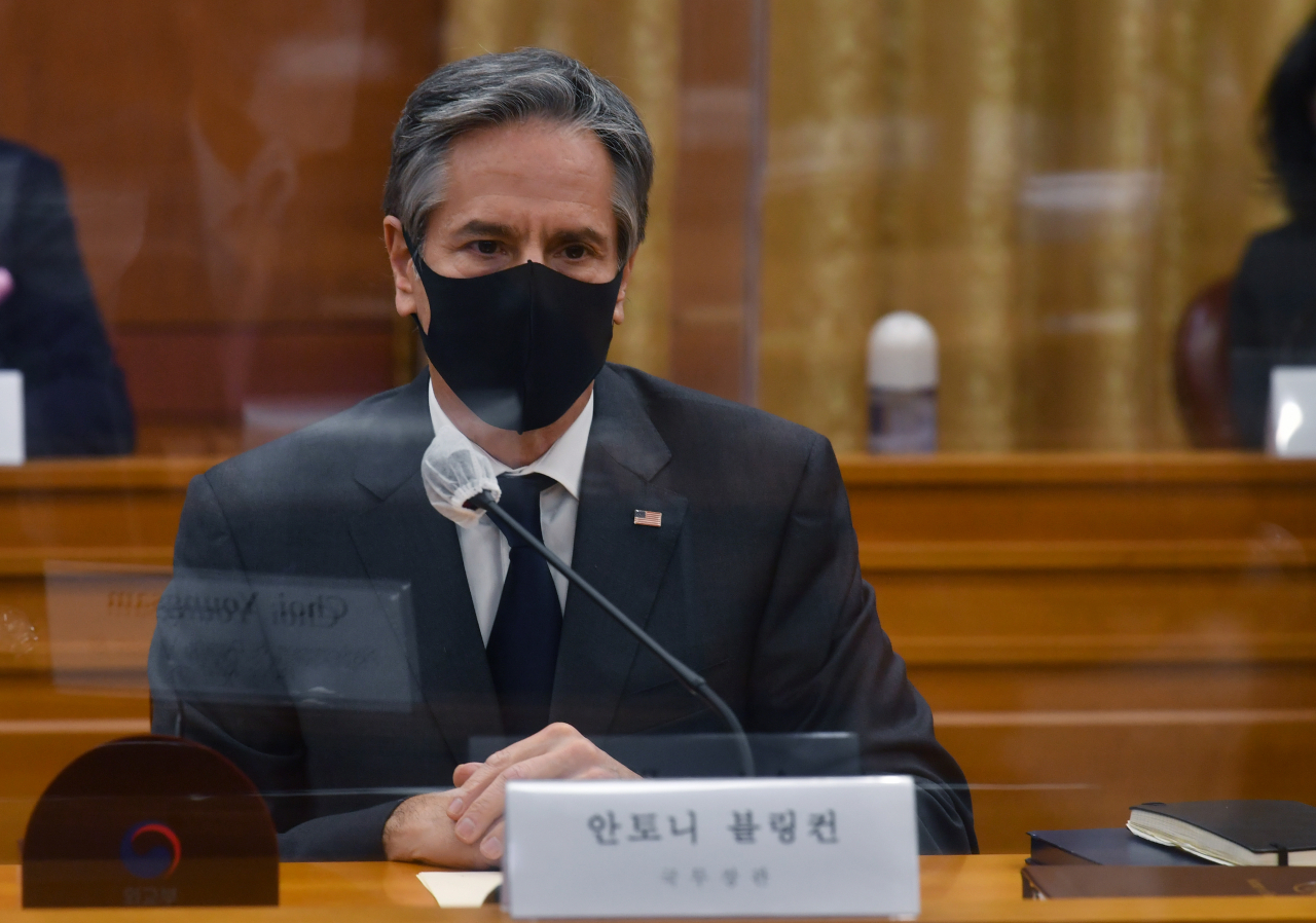 토니 블링컨 미국 국무부 장관이 17일 서울 종로구 외교부 청사에서 열린 한미 외교장관 회담에서 정의용 외교부 장관의 발언을 듣고 있다. [연합]