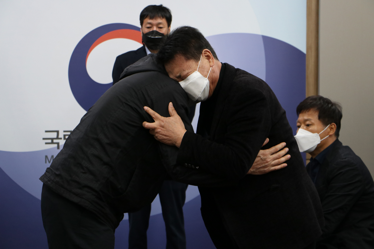 지난 16일 5·18민주화운동 당시 계엄군에 참여했던 공수부대원(왼쪽)이 자신의 총격으로 사망한 고(故) 박병현 씨 유가족에게 사죄하고 있다. [연합]