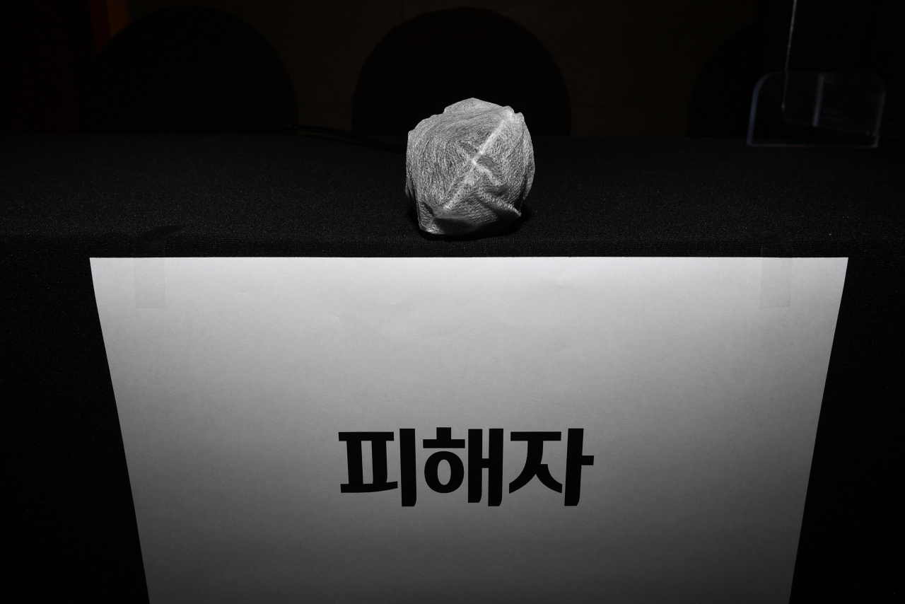 17일 오전 서울 중구 명동의 한 호텔에서 열린 '서울시장 위력 성폭력 사건 피해자와 함께 말하기' 기자회견에 고 박원순 성폭력 사건 피해자의 자리가 마련돼 있다 [연합]