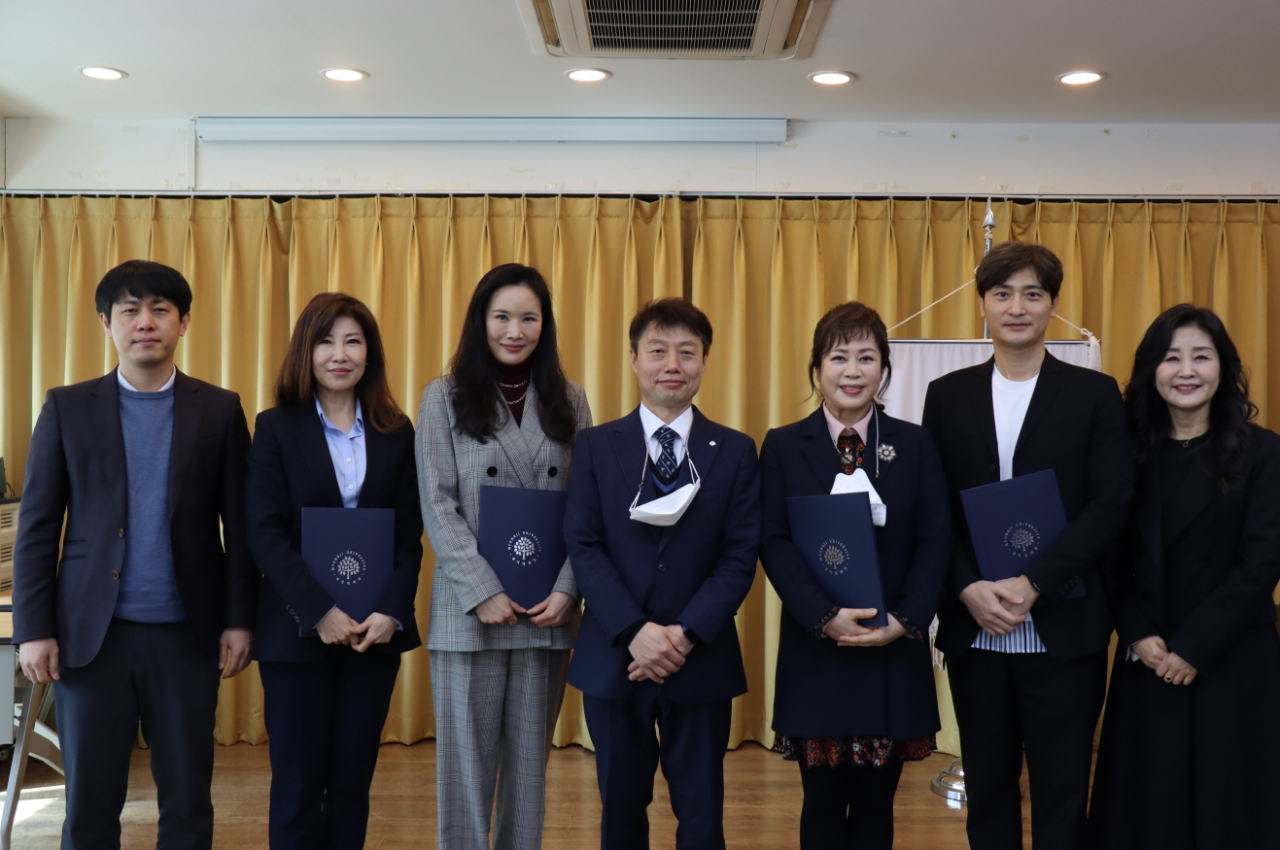 가수 이자연(오른쪽 세번째)이 명지대학교 미래교육원 ‘시니어센터 트로트 가수반’ 객원교수로 임용됐다[대한가수협회 제공]