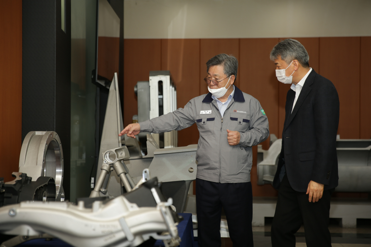 이인호(오른쪽) 한국무역보험공사 사장이 17일 경남 창원남 창원 부품소재 전문기업 ㈜대신금속을 찾아 코로나19에 따른 수출 애로사항을 청취하고 있다. ［한국무역보험공사 제공］