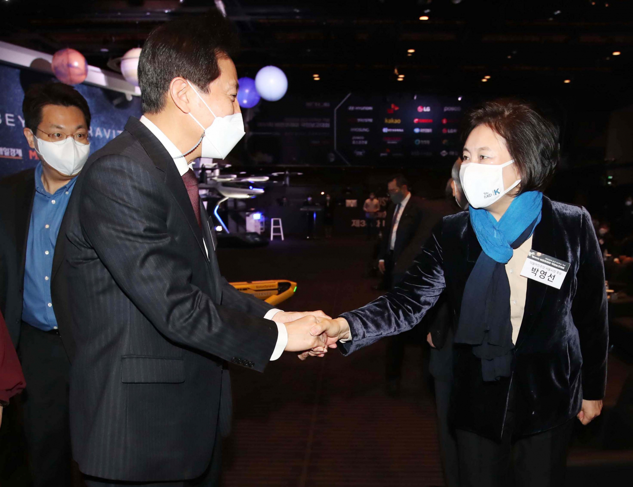 지난 17일 오전 서울 중구 신라호텔에서 열린 매일경제 창간 55주년 제30차 국민보고대회에서 오세훈 국민의힘 서울시장후보(왼쪽)와 박영선 더불어민주당 서울시장 후보가 인사하고 있다. 국회사진기자단