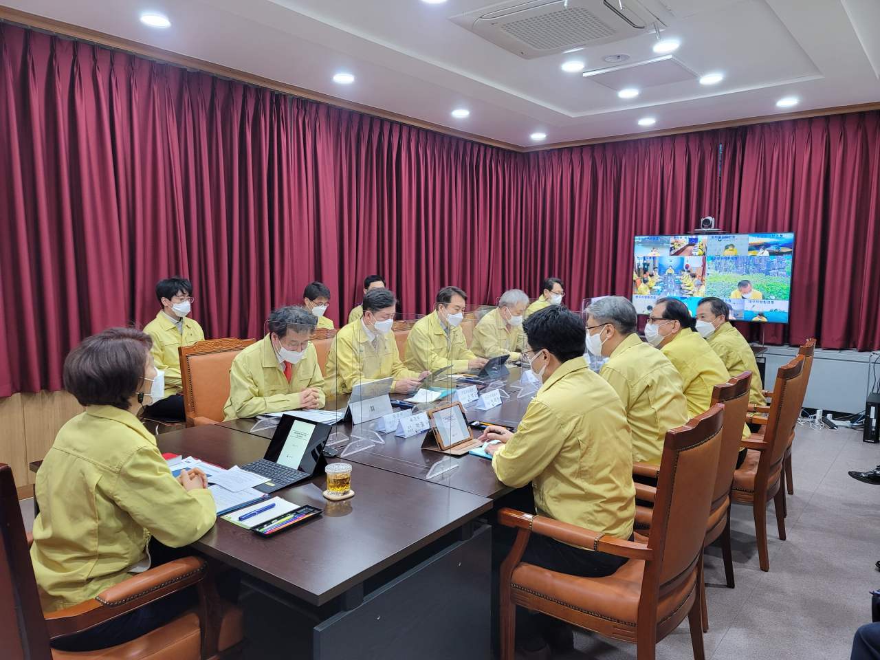 한정애 환경부 장관이 지난 17일 오후 한강홍수통제소에서 환경시설분야 안전관리 점검회의를 주재하고 있다. 한 장관은 이 자리에서 댐, 유해화학시설, 폐기물시설 등 환경시설 전반에 대한 안전관리 강화방안을 논의하면서, 본부 및 소속·산하 기관에 현장의 재해 예방·관리에 만전을 기할 것을 당부했다. [환경부 제공]
