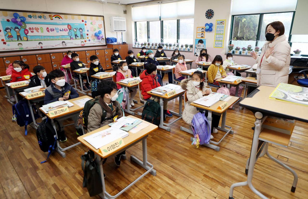 전국 유치원과 초·중·고교의 2021학년도 신학기 첫 등교가 시작된 지난 2일 오전 인천시 연수구 청량초등학교에서 1학년 학생들이 교사와 인사하고 있다. [연합]
