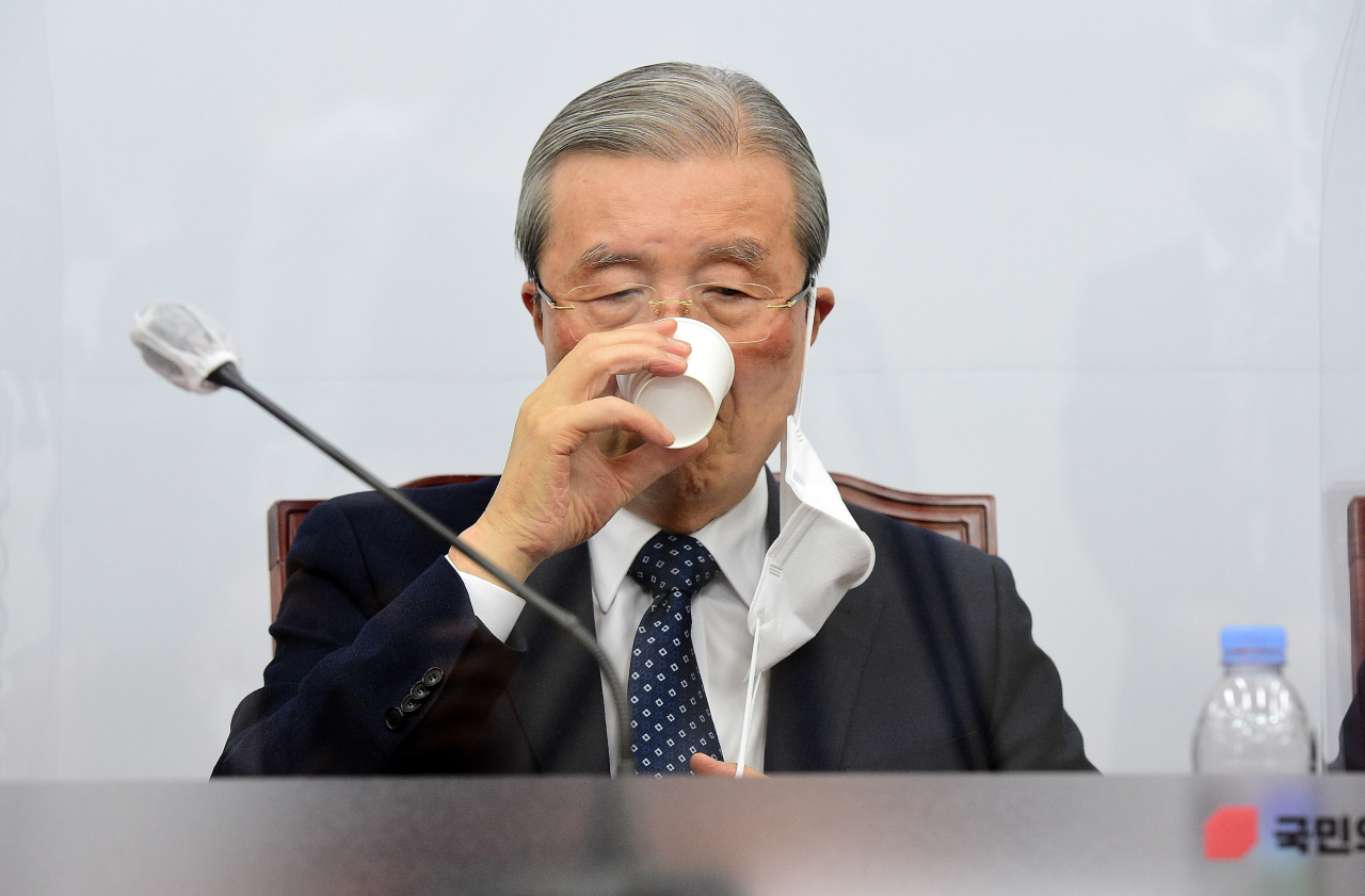 김종인 국민의힘 비상대책위원장이 18일 국회에서 열린 비상대책위원회의에 참석, 물을 마시고 있다. [헤럴드경제=이상섭 기자]