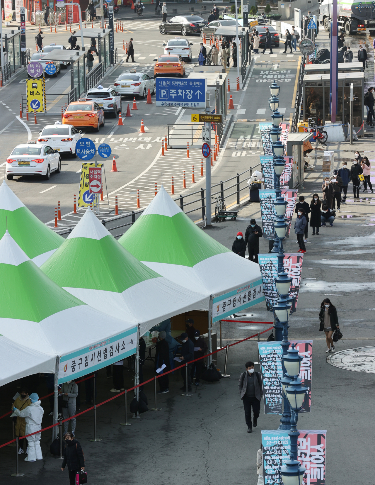17일 서울역 광장에 마련된 중구 임시선별검사소에서 시민들이 신종 코로나바이러스 감염증(코로나19) 검사를 위해 차례를 기다리고 있다. 중앙방역대책본부는 이날 0시 기준으로 코로나19 신규 확진자가 469명 늘어 누적 9만6천849명이라고 밝혔다. 전날보다 106명 늘었다. 지난해 11월 14일(205명) 200명대로 올라서면서 본격화한 '3차 대유행'은 5개월째 지속되고 있다. 연합뉴스
