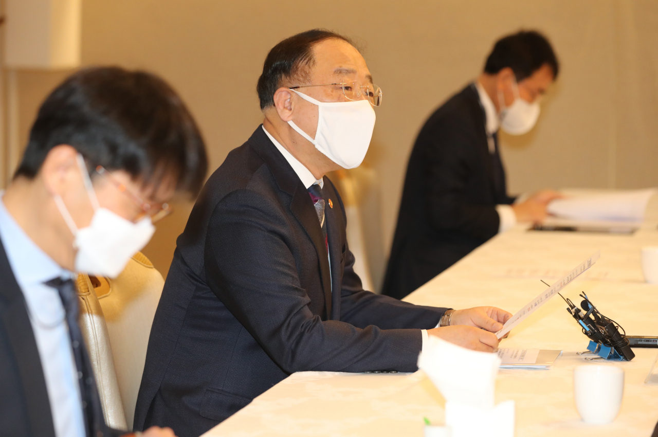 홍남기 경제부총리가 지난 17일 정부서울청사에서 열린 제17차 부동산시장 점검 관계장관회의를 주재하고 있다. 홍남기 부총리 겸 기획재정부 장관은 18일 국회 예산결산특별위원회 전체회의에서 “추경의 힘은 적기(適期)에 투입될 때 극대화된다”며 “어려움을 겪고 계시는 국민들께 추경을 통한 지원금이 신속히 지원되어 조금이라도 빨리 당면한 어려움을 덜고 또 위기극복에 도움이 되도록 조속히 심의해 주실 것을 요청한다”고 말했다. [연합]