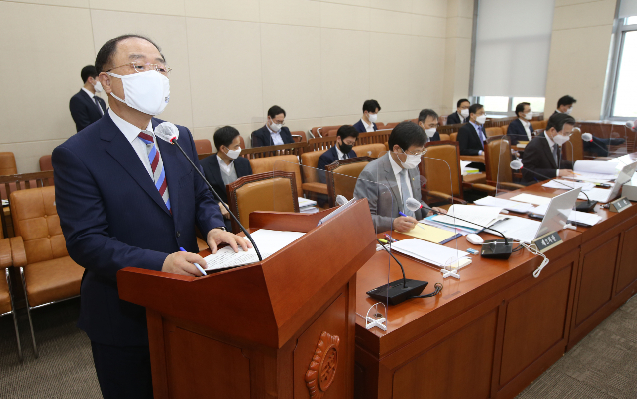 홍남기 경제부총리 겸 기획재정부 장관이 18일 국회에서 열린 기획재정위원회의 전체회의에 출석, 2021년도 1차 추가경정예산안에 대한 제안설명을 하고 있다. 연합뉴스