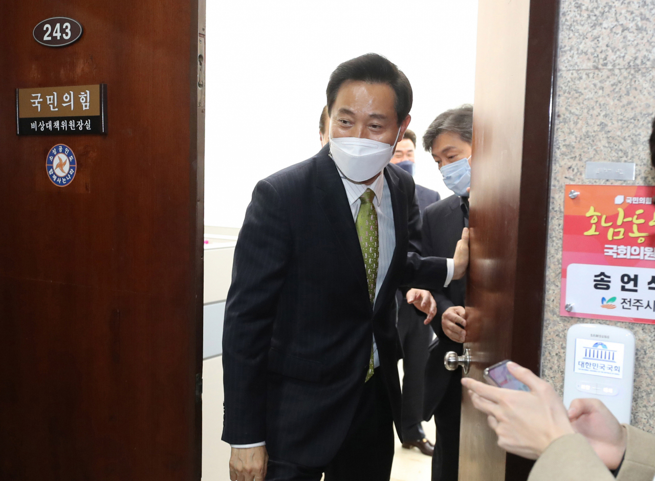 오세훈 국민의힘 서울시장 후보가 18일 오전 서울 여의도 국회에서 난항을 겪고 있는 국민의당 안철수 후보와의 단일화와 관련해 김종인 비상대책위원장과 면담을 한 뒤 위원장실을 나서고 있다. [헤럴드경제=이상섭 기자]