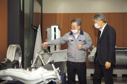 이인호(오른쪽) 한국무역보험공사 사장이 17일 경남 창원남 창원 부품소재 전문기업 ㈜대신금속을 찾아 코로나19에 따른 수출 애로사항을 청취하고 있다. [무역보험공사 제공]