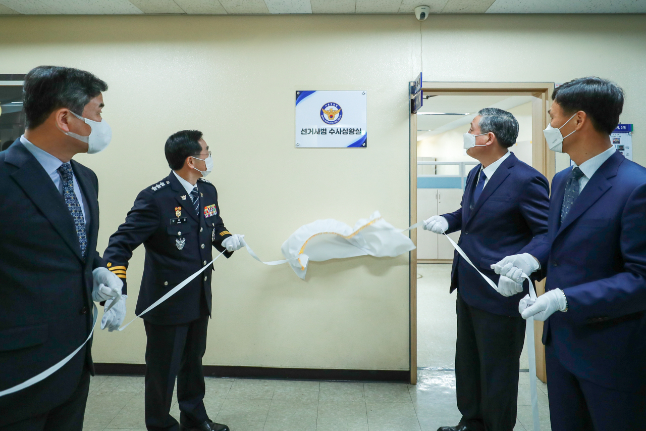 18일 오전 서울 종로구 서울경찰청에서 열린 ‘선거사범 수사 상황실’ 현판식. 왼쪽부터 서울경찰청의 박성주 수사부장·장하연 청장·이규문 수사차장·이병귀 사이버수사과장. [서울경찰청 제공]