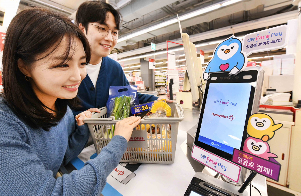 홈플러스에 설치된 ‘신한 페이스페이’ [사진제공=홈플러스]