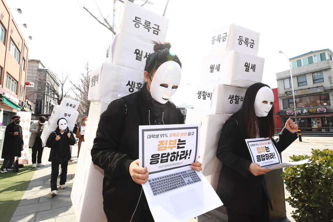전국대학학생회네트워크, 청년하다 등으로 구성된 등록금반환운동본부 관계자들이 지난 8일 오후 서울 종로구 지하철 경복궁역 일대에서 대학생 신종 코로나바이러스 감염증(코로나19) 대책 마련과 등록금 반환을 요구하며 청와대 방향으로 행진하고 있다. [연합]